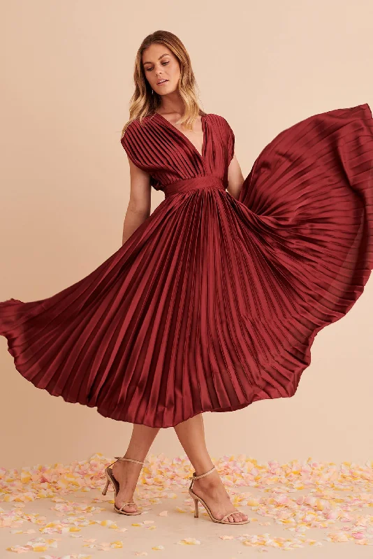 Anetta Midi Dress In Pleated Wine Satin